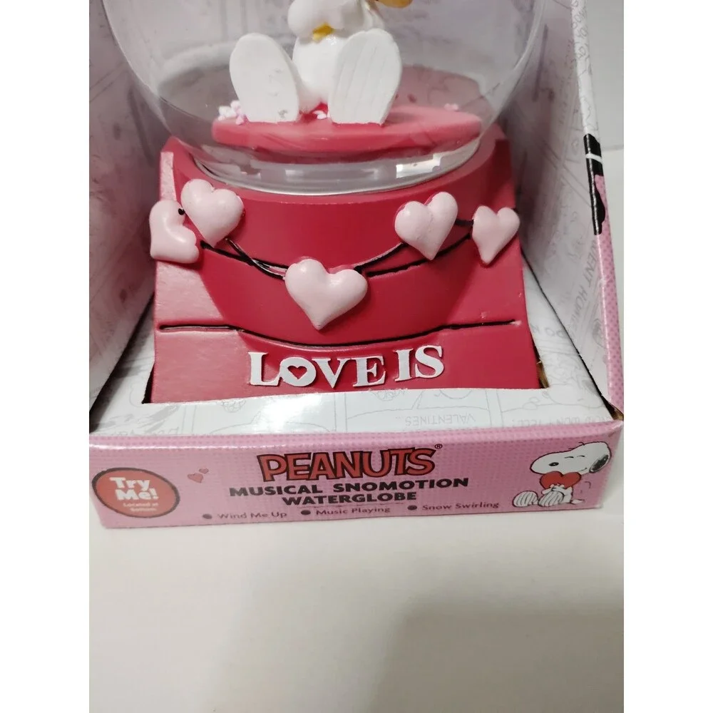 Peanuts love snoopy